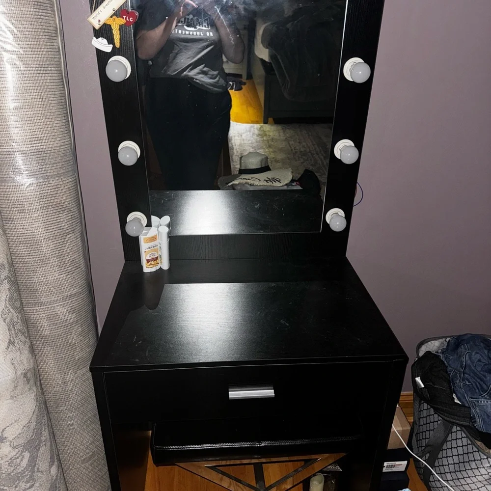 Makeup Vanity with stool, great condition! Used lightly! Staten Island pick up